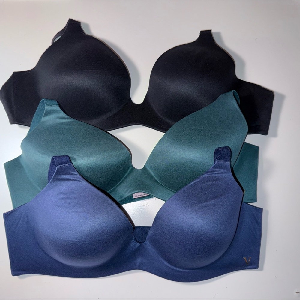 BRAND NEW 32A Victoria Secret Infinity Flex wireless set bundle of 3 Bra